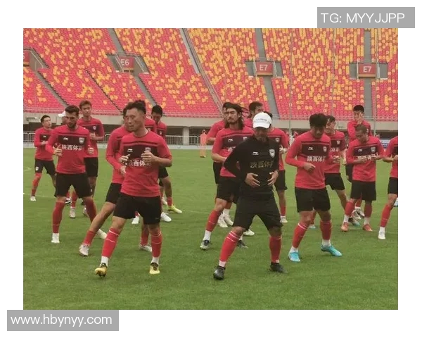 足球明星球员同台竞技展现超凡技艺引发球迷热烈追捧与期待