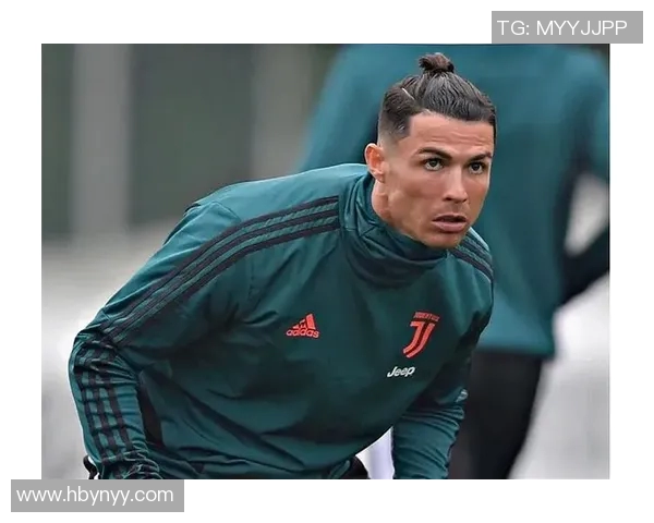 发型酷炫的足球明星男孩展现青春活力与运动魅力